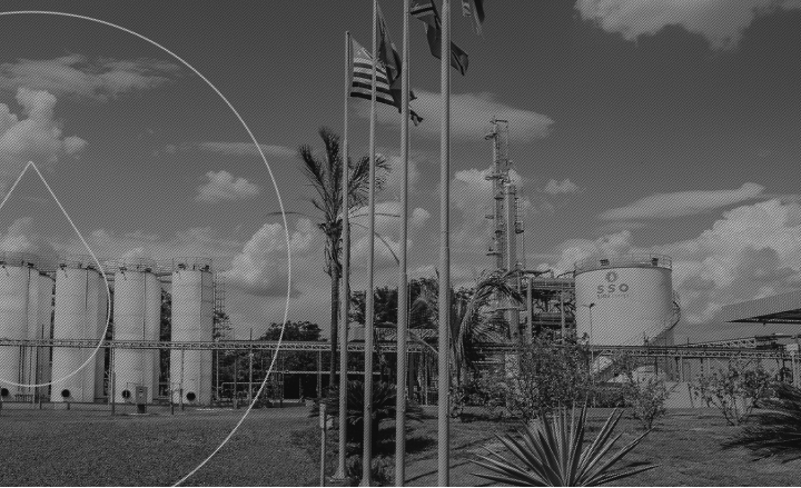 imagem da refinaria de petróleo SSOil Energy em preto e branco com logo da empresa