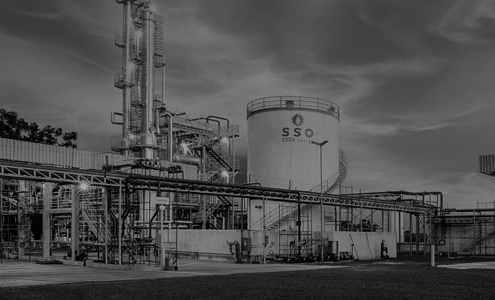 imagem preto e branco da SSOil Energy refinaria de petróleo